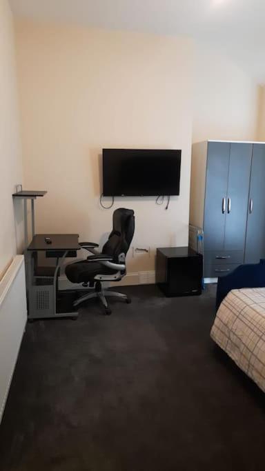 וואלסל Lovely Bedroom With Shared Kitchen & Bathroom Free Parking מראה חיצוני תמונה