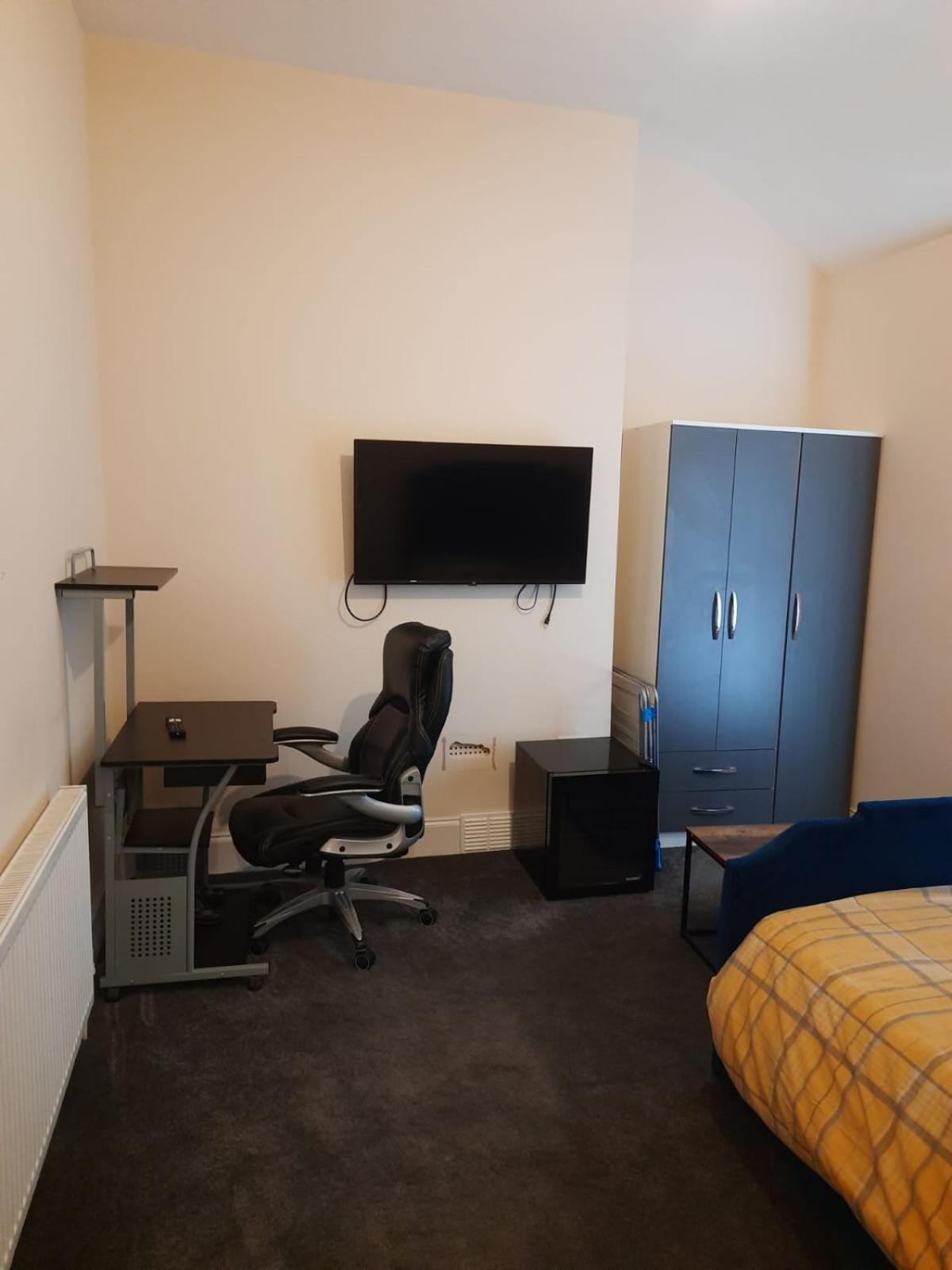 וואלסל Lovely Bedroom With Shared Kitchen & Bathroom Free Parking מראה חיצוני תמונה
